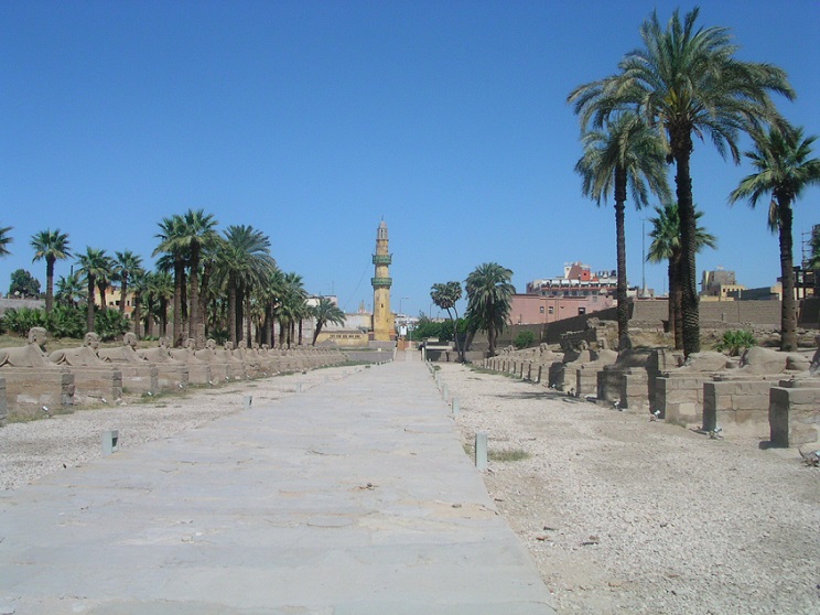 Avenue_towards_Karnak.JPG